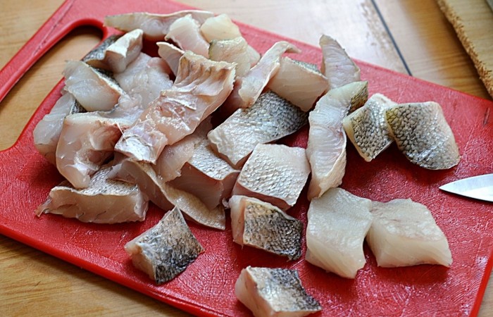 рыба нарезанная кусочками