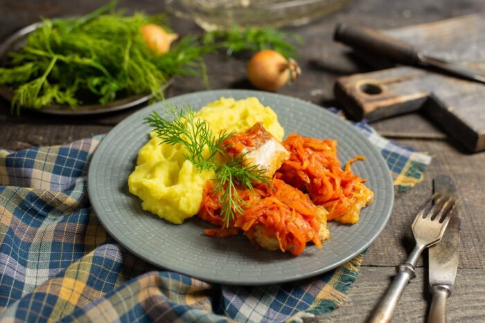 рыба с морковью и картофельным пюре 