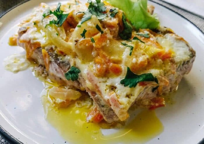 минтай в сметане с маринованными огурцами