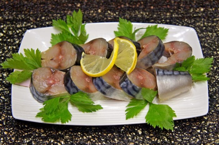 рыба с лавровым листом и кориандром