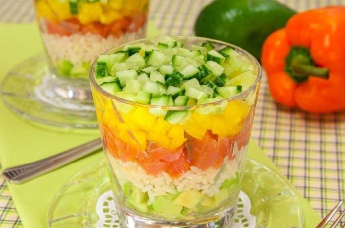 теплый салат с рисом и авокадо