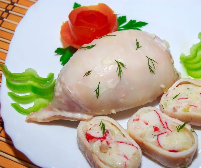 кальмар фаршированный крабовыми палочками в виде рулета