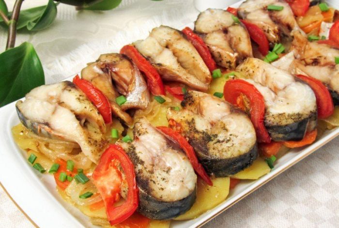 скумбрия с картофелем и помидорами
