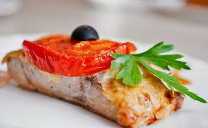 семга с томатом и маслинами 