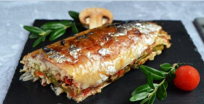 Скумбрия с шампиньонами и луком 
