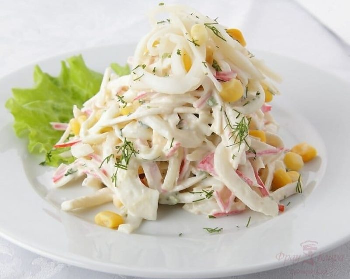 салат с кальмарами и с кукурузой 