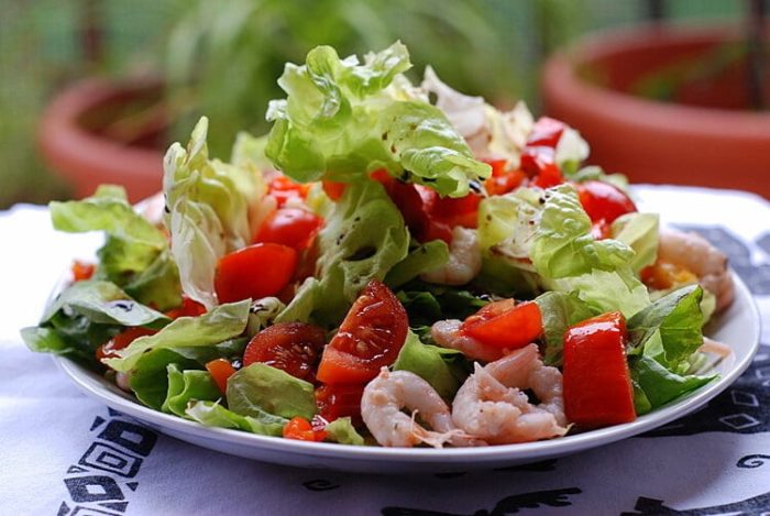 овощной салат с креветками 