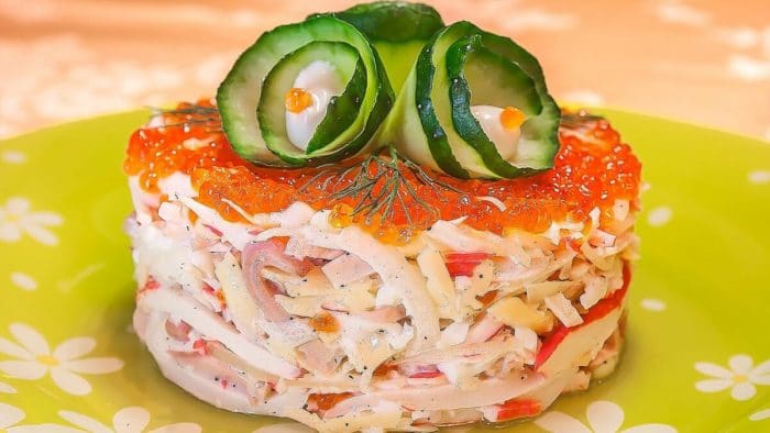 царский салат с кальмаром и красной икрой 