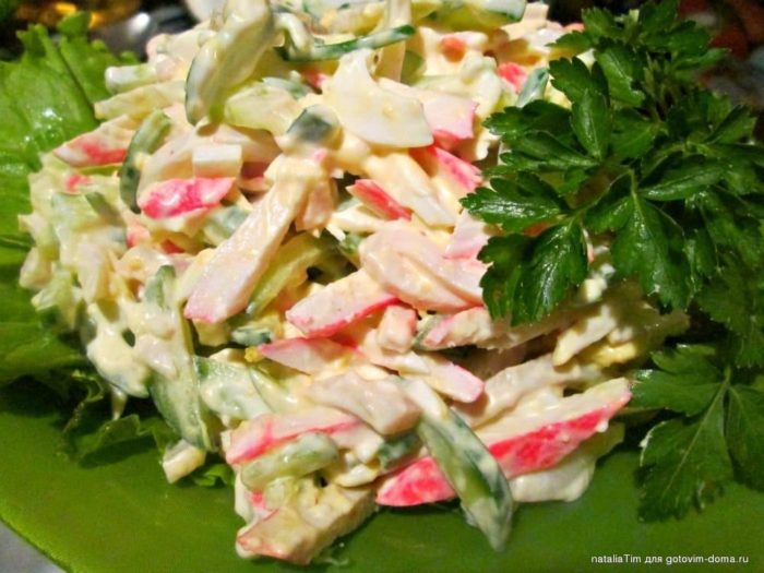 с крабовыми палочками и кукурузой