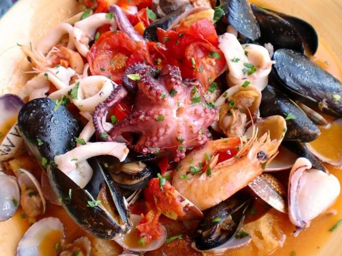 вкусное блюдо с осьминогами и мидиями 