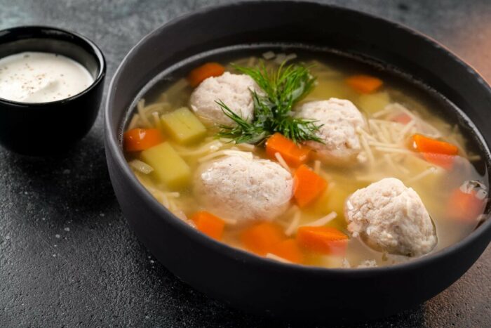 уха с рыбными клецками 