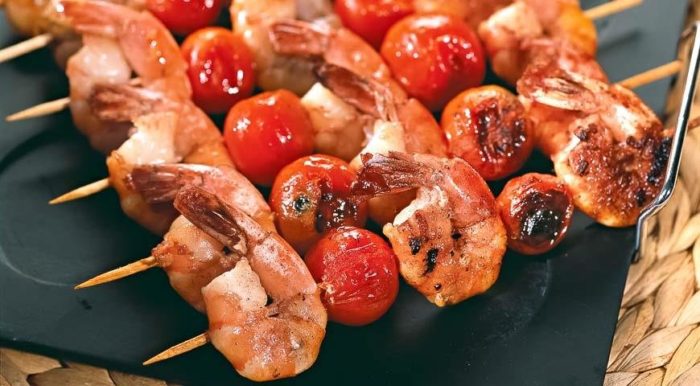 креветки приготовленные на шпажках с овощами