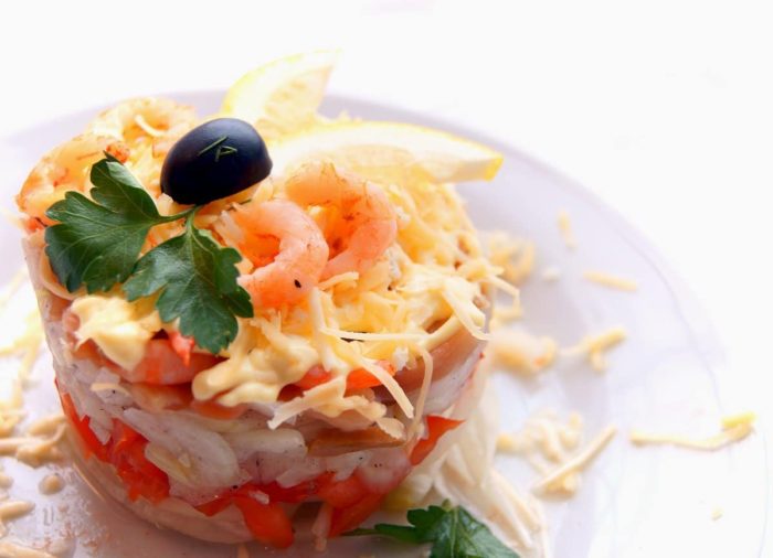 салат с сыром и креветкой 