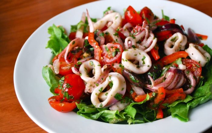 овощной салат с кальмаром 
