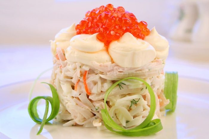 «Царский» салат с кальмарами и икрой 