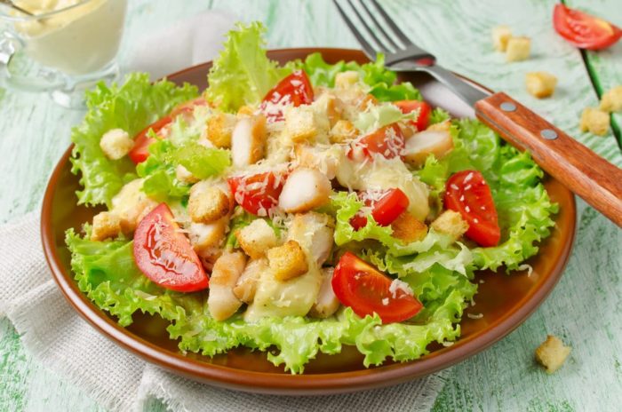 цезарь с курицей и креветками 