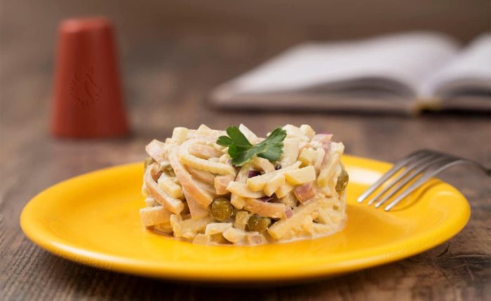 салат с кальмаром яйцом и зеленым горошком 