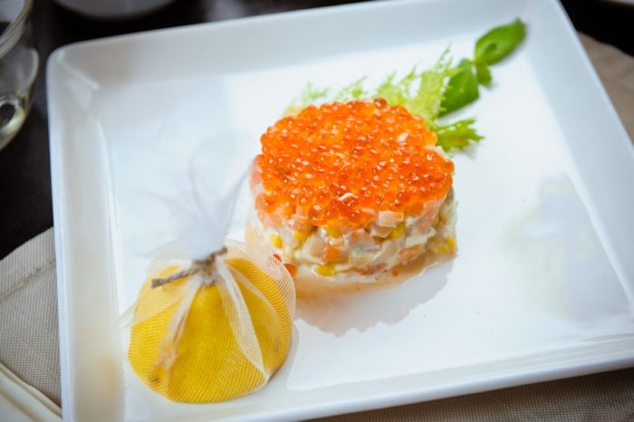 вкусный салат из горбуши с икрой 