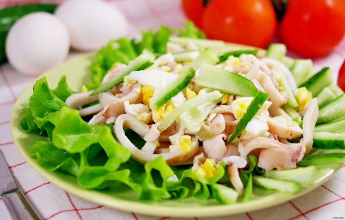 салат с соленьями и яйцом 