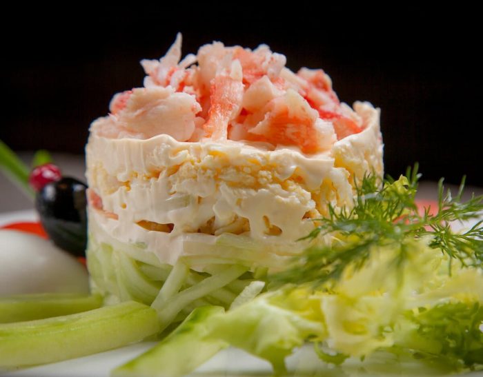слоеный салат с ананасом и курицей 