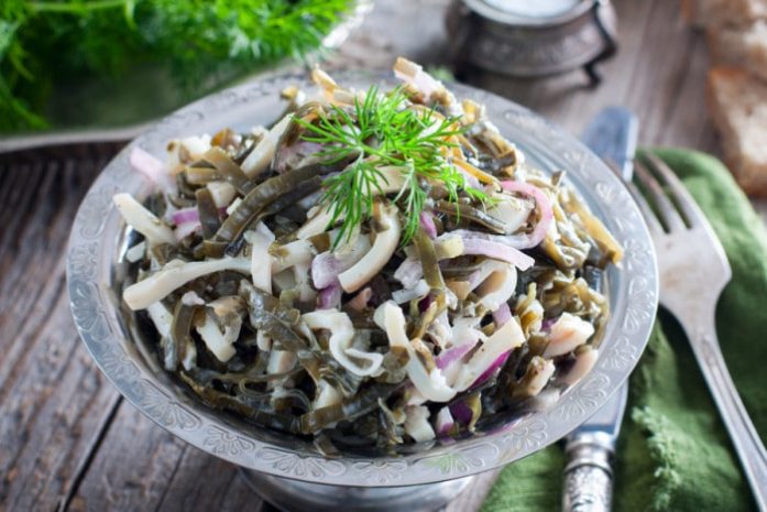 салат с кальмаром и луком 