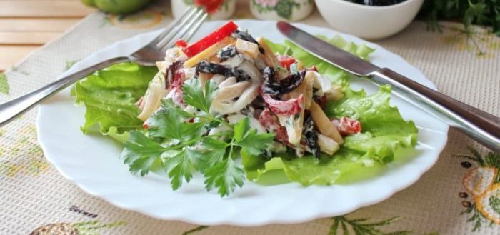 сытный салат с кальмаром и черносливом 