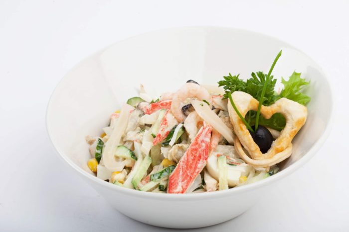 салат с крабовыми палочками и кальмарами 