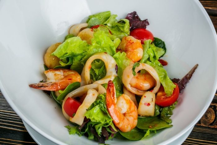 салат с морепродуктами и овощами без майонеза 