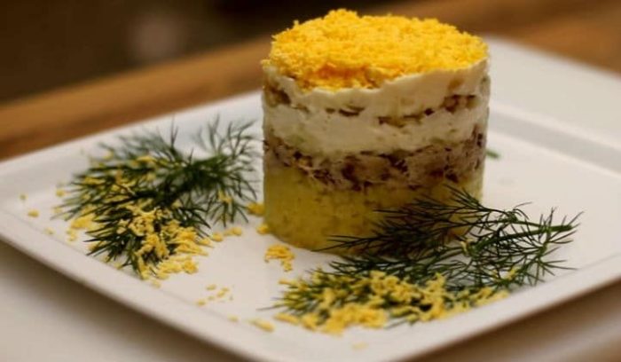 сытная мимоза с копченой рыбой 