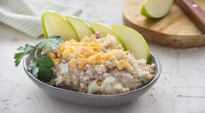 салат с яблоком и печенью трески 