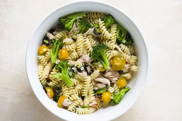 добавляем тунец и овощи