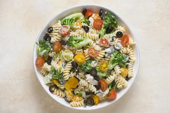 готовый салат с тунцом и макаронами