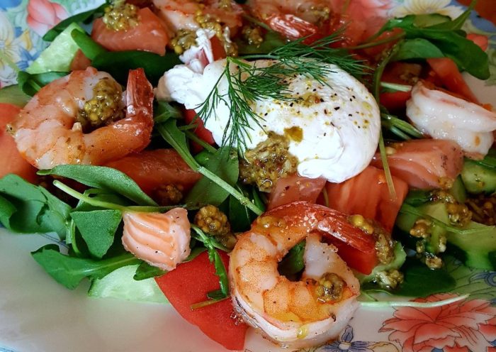 салат с красной рыбой и креветками 