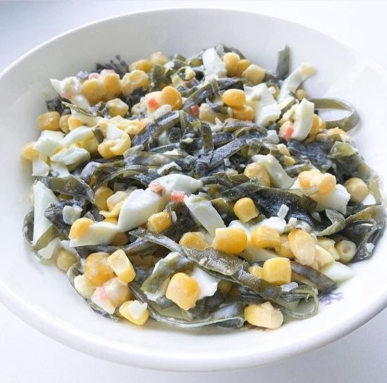 салат с морской капустой и кукурузой 