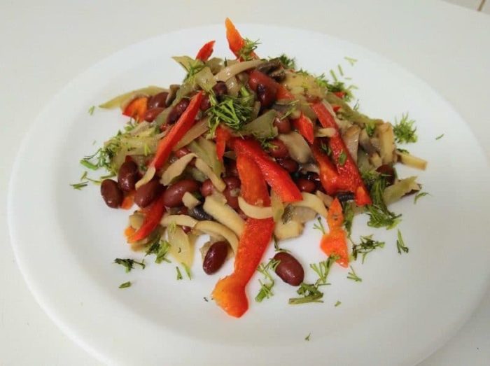 Овощной салат с жареными кальмарами