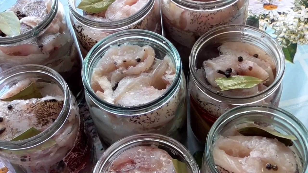 рыба карп в банках