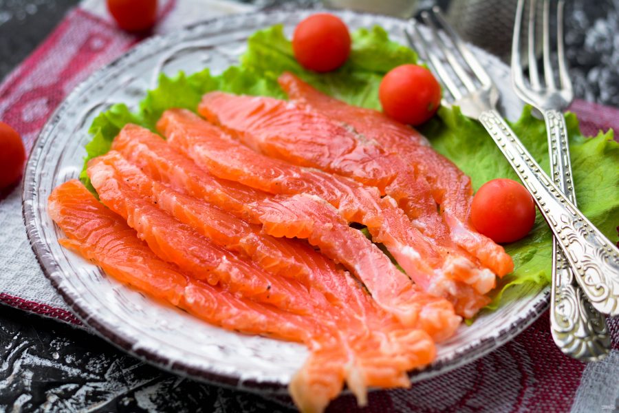 семга кусочками на листьях салата