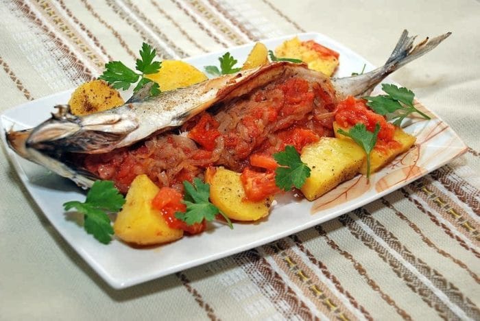скумбрия с овощами запеченная в духовке 