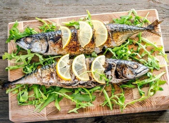 скумбрия с каперсами и свежей зеленью
