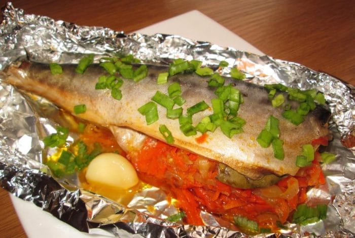 скумбрия с овощами в фольге