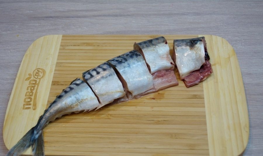 нарезанная на кусочки скумбрия
