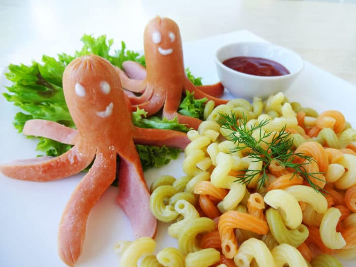 осьминоги из сосисок с гарниром