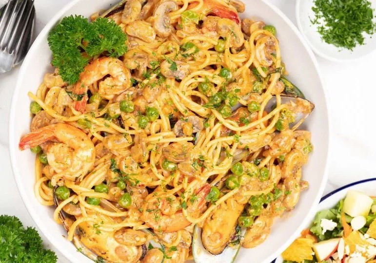Спагетти с морепродуктами в сливочном соусе