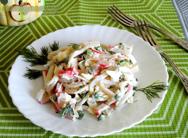 салат с яблоком и кальмаром 