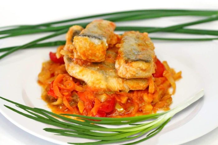 минтай с морковью, чесноком, луком и сельдереем