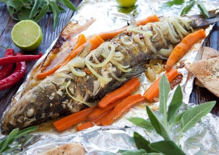 щука запеченная в фольге с овощами 