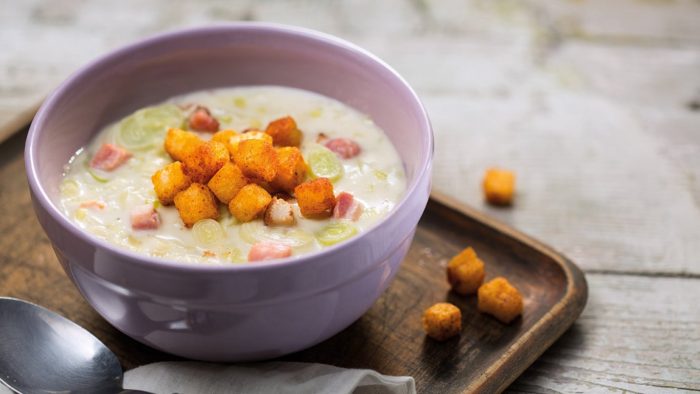 сырный суп с рыбой и свежими гренками