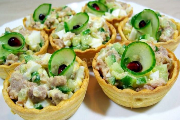 рисовый салат с печенью трески и свежим огурцом 