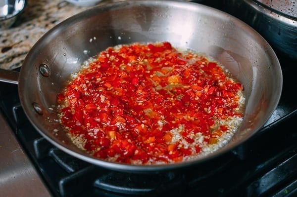 добавляем лук и чили