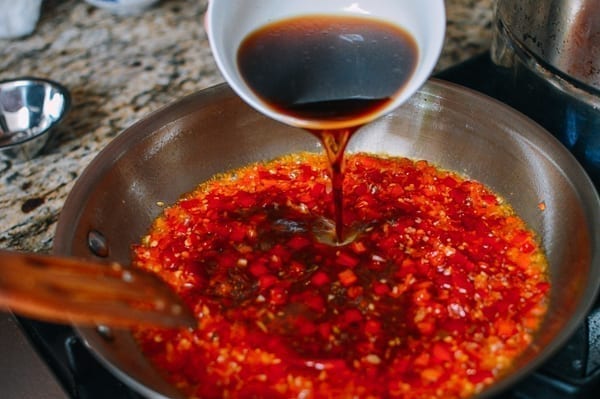 добавляем соевый соус